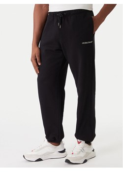 Guess Jeans Spodnie dresowe M6RB70 KCPR1 Czarny Regular Fit ze sklepu MODIVO w kategorii Spodnie męskie - zdjęcie 187516434