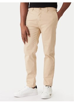 Guess Jeans Chinosy M4YB33 WGB5A Beżowy Regular Fit ze sklepu MODIVO w kategorii Spodnie męskie - zdjęcie 187519943