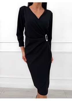 Czarna Kopertowa Sukienka z Ozdobną Klamrą ze sklepu ModnaKiecka.pl w kategorii Sukienki - zdjęcie 187523820