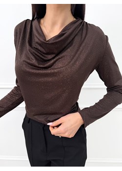 Czekoladowa Połyskująca Bluzka z Lejącym Dekoltem ze sklepu ModnaKiecka.pl w kategorii Bluzki damskie - zdjęcie 187523904