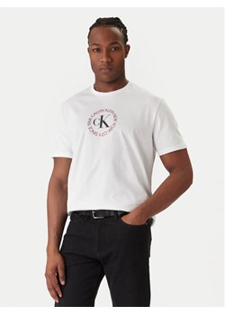 Calvin Klein Jeans T-Shirt Word Circle Graphic LV14RE816G Biały Regular Fit ze sklepu MODIVO w kategorii T-shirty męskie - zdjęcie 187526334