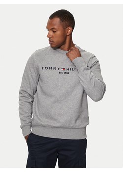 Tommy Hilfiger Bluza Logo MW0MW11596 Szary Regular Fit ze sklepu MODIVO w kategorii Bluzy męskie - zdjęcie 187526364