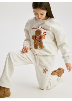 Reserved - Spodnie dresowe ze świątecznym haftem - złamana biel ze sklepu Reserved w kategorii Spodnie dziewczęce - zdjęcie 187527934