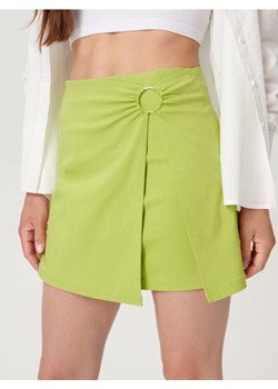 Sinsay - Spódnica mini z ozdobnym kółkiem i rozcięciem z przodu - zielony ze sklepu Sinsay w kategorii Spódnice - zdjęcie 187530162