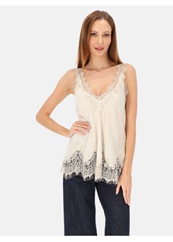 Wiskozowy top z koronką i dekoltem V ecru L’AF Camilla ze sklepu Eye For Fashion w kategorii Bluzki damskie - zdjęcie 187549120