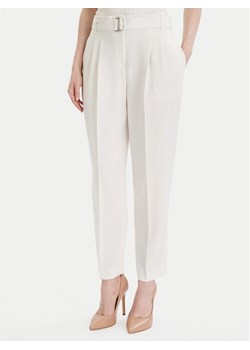 Boss Spodnie materiałowe Tapiah 50490037 Écru Relaxed Fit ze sklepu MODIVO w kategorii Spodnie damskie - zdjęcie 187553723
