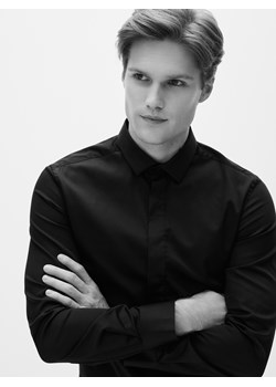 Reserved - Gładka koszula super slim fit - czarny ze sklepu Reserved w kategorii Koszule męskie - zdjęcie 187555053