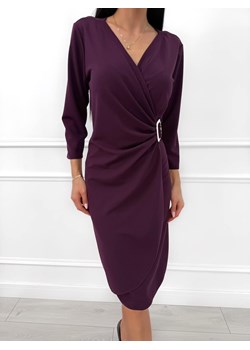 Śliwkowa Kopertowa Sukienka z Ozdobną Klamrą ze sklepu ModnaKiecka.pl w kategorii Sukienki - zdjęcie 187556023