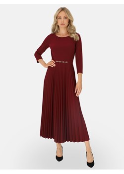 Bordowa sukienka z plisowanym dołemi ozdobą w pasie L'AF Celine ze sklepu Eye For Fashion w kategorii Sukienki - zdjęcie 187556543