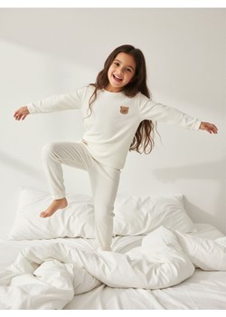 Sinsay - Prążkowana piżama dwuczęściowa - kremowy ze sklepu Sinsay w kategorii Piżamy dziecięce - zdjęcie 187559370