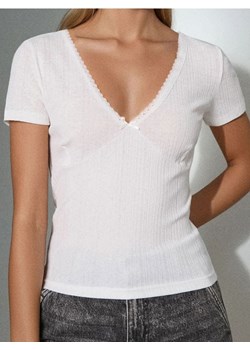 Sinsay - Prążkowana bluzka - kremowy ze sklepu Sinsay w kategorii Bluzki damskie - zdjęcie 187559421