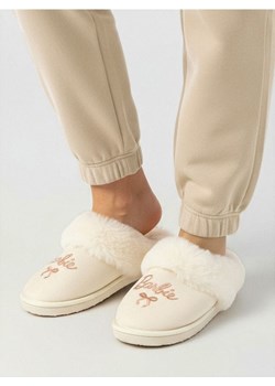 Sinsay - Kapcie z futerkiem Barbie - kremowy ze sklepu Sinsay w kategorii Kapcie dziecięce - zdjęcie 187559460