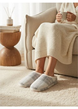 Sinsay - Ocieplane kapcie z kożuszkiem - różowy ze sklepu Sinsay w kategorii Kapcie damskie - zdjęcie 187559464