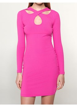 Sinsay - Prążkowana sukienka mini z długim rękawem i wycięciem przy dekolcie - różowy ze sklepu Sinsay w kategorii Sukienki - zdjęcie 187559481