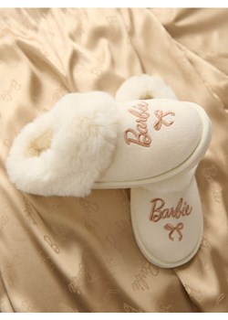Sinsay - Kapcie z futerkiem Barbie - kremowy ze sklepu Sinsay w kategorii Kapcie dziecięce - zdjęcie 187561694