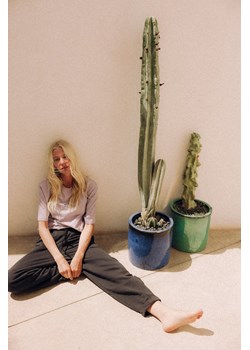 Slouchy Joggers - Acid Black ze sklepu Surf Inc w kategorii Spodnie damskie - zdjęcie 187568883