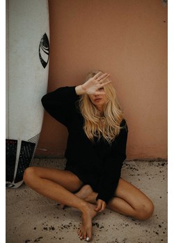 Runs Hoodie - Space Black ze sklepu Surf Inc w kategorii Bluzy damskie - zdjęcie 187569151