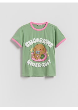 Reserved - Bawełniany t-shirt z nadrukiem - oliwkowy ze sklepu Reserved w kategorii Bluzki dziewczęce - zdjęcie 187576062