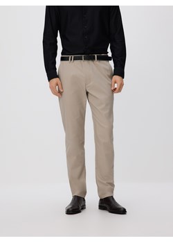 Reserved - Spodnie chino slim z paskiem - beżowy ze sklepu Reserved w kategorii Spodnie męskie - zdjęcie 187576252
