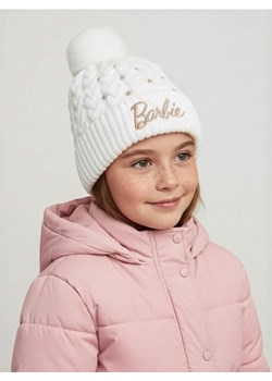 Sinsay - Czapka z pomponem i haftowanym napisem Barbie - kremowy ze sklepu Sinsay w kategorii Czapki dziecięce - zdjęcie 187576802