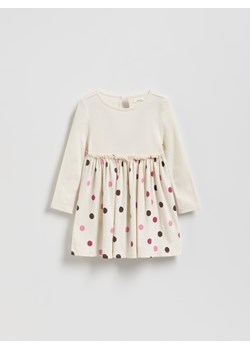 Reserved - Dzianinowa sukienka - kremowy ze sklepu Reserved w kategorii Sukienki dziewczęce - zdjęcie 187577381