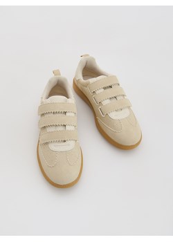 Reserved - Trampki z imitacji zamszu - kremowy ze sklepu Reserved w kategorii Trampki dziecięce - zdjęcie 187578784