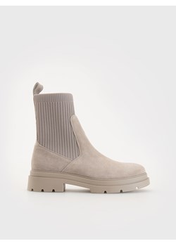 Reserved - Zamszowe botki - jasnoszary ze sklepu Reserved w kategorii Botki - zdjęcie 187580130