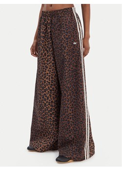 adidas Spodnie dresowe Leopard Firebird JW7302 Brązowy Wide Leg ze sklepu MODIVO w kategorii Spodnie damskie - zdjęcie 187582113