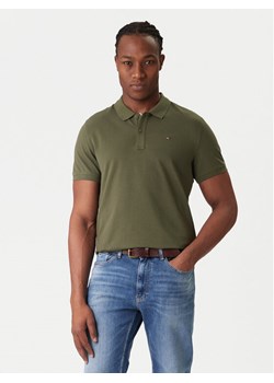 Tommy Jeans Polo DM0DM20676 Khaki Regular Fit ze sklepu MODIVO w kategorii T-shirty męskie - zdjęcie 187582144