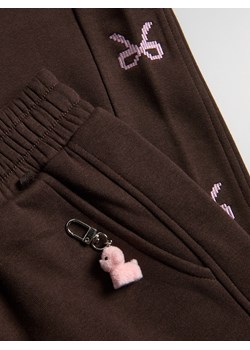 Reserved - Spodnie dresowe z brelokiem - ciemnobrązowy ze sklepu Reserved w kategorii Spodnie dziewczęce - zdjęcie 187582480