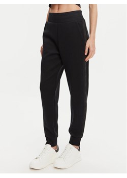 Guess Spodnie dresowe W5YB11 KBYE2 Czarny Regular Fit ze sklepu MODIVO w kategorii Spodnie damskie - zdjęcie 187588723
