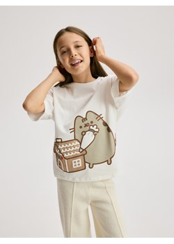Reserved - T-shirt ze świątecznym nadrukiem Pusheen - złamana biel ze sklepu Reserved w kategorii Bluzki dziewczęce - zdjęcie 187589991