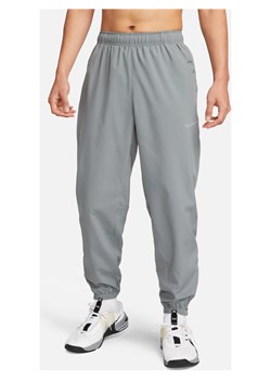 Męskie uniwersalne spodnie ze zwężanymi nogawkami Dri-FIT Nike Form - Szary ze sklepu Nike poland w kategorii Spodnie męskie - zdjęcie 187592470