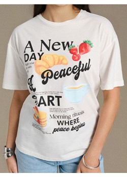 Sinsay - Bawełniana koszulka z nadrukiem - kremowy ze sklepu Sinsay w kategorii Bluzki damskie - zdjęcie 187597381