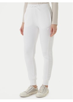 Guess Spodnie dresowe V2YB18 K7UW2 Biały Regular Fit ze sklepu MODIVO w kategorii Spodnie damskie - zdjęcie 187598354