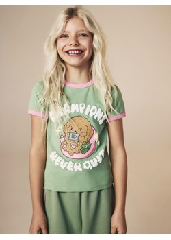 Reserved - Bawełniany t-shirt z nadrukiem Boffie & Poko - oliwkowy ze sklepu Reserved w kategorii Bluzki dziewczęce - zdjęcie 187603000