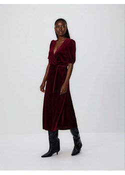 Reserved - Welurowa sukienka midi - bordowy ze sklepu Reserved w kategorii Sukienki - zdjęcie 187603132