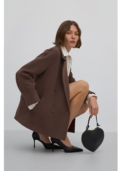 Estro: Krótki dwurzędowy płaszcz damski z wełną w brązowym kolorze ze sklepu Estro w kategorii Płaszcze damskie - zdjęcie 187604231