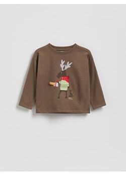 Reserved - Świąteczny longsleeve z nadrukiem - brązowy ze sklepu Reserved w kategorii T-shirty chłopięce - zdjęcie 187604494