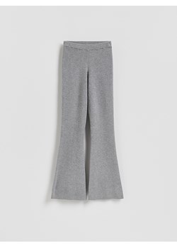 Reserved - Dzianinowe spodnie flare - jasnoszary ze sklepu Reserved w kategorii Spodnie damskie - zdjęcie 187607773
