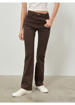 Sinsay - Bawełniane jeansy flare - brązowy ze sklepu Sinsay w kategorii Jeansy damskie - zdjęcie 187610171