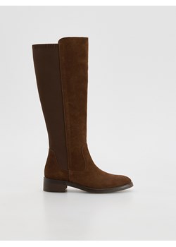 Reserved - Zamszowe kozaki z elastyczną cholewką - brązowy ze sklepu Reserved w kategorii Kozaki damskie - zdjęcie 187612500