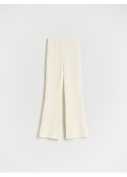 Reserved - Prążkowane spodnie flare - złamana biel ze sklepu Reserved w kategorii Spodnie dziewczęce - zdjęcie 187614230