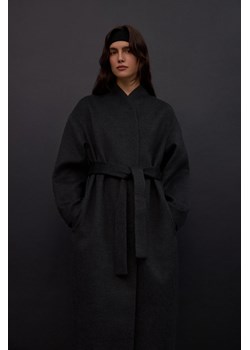 Estro: Długi ciemnoszary płaszcz damski wiązany w pasie z wełny wielbłądziej i kaszmiru ze sklepu Estro w kategorii Płaszcze damskie - zdjęcie 187619161