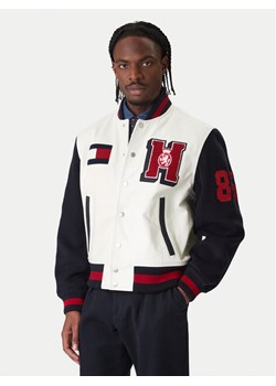 Tommy Hilfiger Kurtka bomber Varsity MW0MW41866 Écru Regular Fit ze sklepu MODIVO w kategorii Kurtki męskie - zdjęcie 187620591