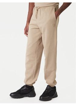 Guess Spodnie dresowe Z6RB03 K9YI1 Beżowy Regular Fit ze sklepu MODIVO w kategorii Spodnie męskie - zdjęcie 187620603