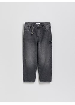 Reserved - Jeansy baggy z brelokiem - szary ze sklepu Reserved w kategorii Spodnie chłopięce - zdjęcie 187623313