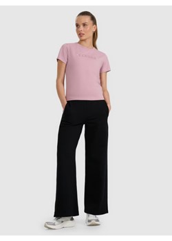 Damskie spodnie dresowe z szerokimi nogawkami 4F 4FRAW25TTROF1614 - czarne ze sklepu Sportstylestory.com w kategorii Spodnie damskie - zdjęcie 187631200