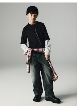 Reserved - Jeansy baggy z brelokiem - szary ze sklepu Reserved w kategorii Spodnie chłopięce - zdjęcie 187631561