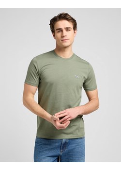 MESKA KOSZULKA LEE SS PATCH LOGO TEE OLIVE STONE 112370497 ze sklepu YouNeedit.pl w kategorii T-shirty męskie - zdjęcie 187640830